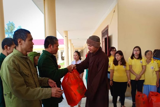 Chùa Phổ Môn trao quà cho thương binh và người vô gia cư ngày cận Tết