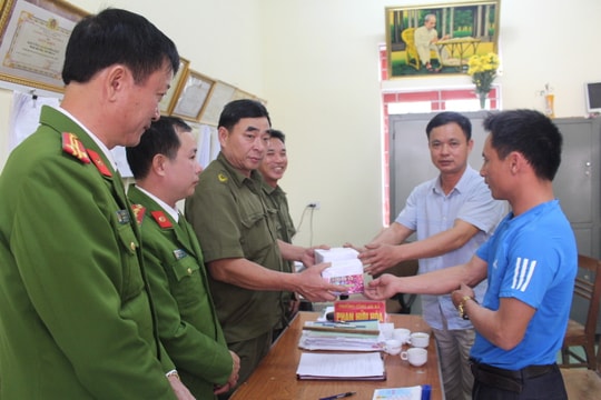 Người dân tự nguyện giao nộp 2,8 kg pháo chiều 29 Tết