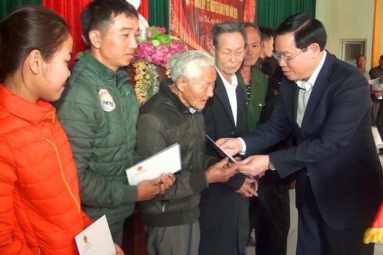 Phó Thủ tướng Vương Đình Huệ tặng quà Tết hộ nghèo, gia đình chính sách huyện Nghi Lộc