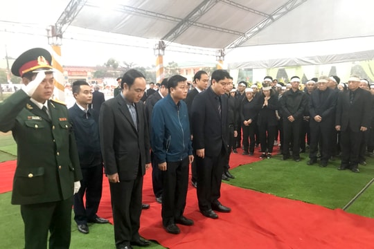 Đoàn đại biểu tỉnh Nghệ An viếng đồng chí Nguyễn Đức Bình tại Hà Tĩnh