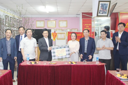 Phó Bí thư Thường trực Tỉnh ủy chúc Tết các đơn vị đêm Giao thừa