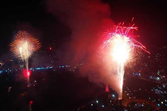 Mãn nhãn với màn pháo hoa chào năm mới ở Nghệ An