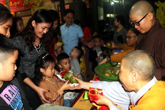 Đi Chùa cầu an, xin lộc đêm giao thừa