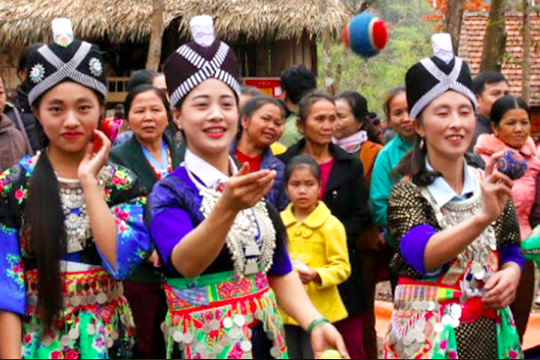 Những thú vui ngày Tết của đồng bào Mông ở miền Tây xứ Nghệ