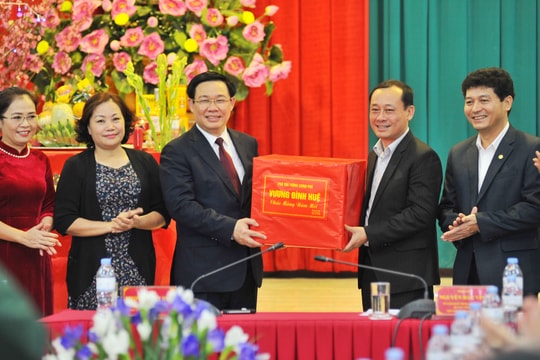 Phó Thủ tướng Vương Đình Huệ chúc Tết các cơ quan, đơn vị đêm Giao thừa 