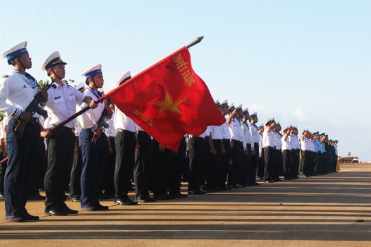 Thiêng liêng lễ chào cờ đầu năm mới ở Trường Sa