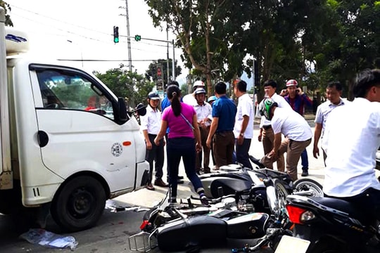 Ô tô tông hàng loạt xe máy khi dừng đèn đỏ