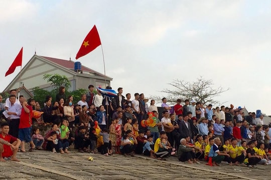 Ngư dân miền biển Nghệ An nô nức với lễ hội đua thuyền đầu năm