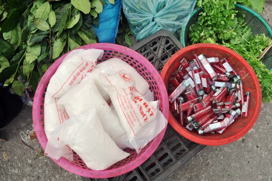 Thị trường mồng 2 Tết: Muối và bật lửa bán chạy, giá trầu cau tăng đột biến