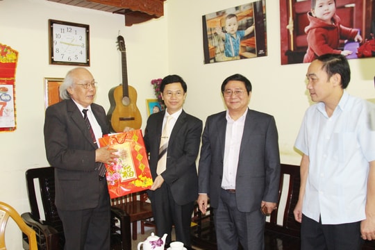 Phó Bí thư Thường trực Tỉnh ủy chúc Tết văn nghệ sỹ đầu Xuân