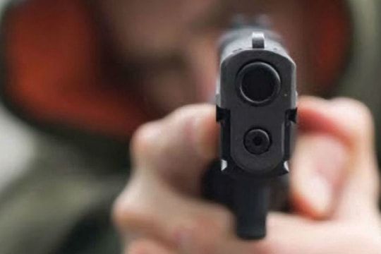 Chơi Tết ở nhà hàng xóm, bé gái 11 tuổi tử vong nghi bị súng bắn