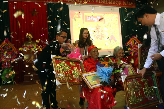 Lễ mặc áo đỏ đầu năm cho người cao tuổi