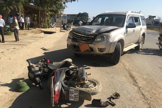2 vợ chồng nhập viện sau vụ va chạm xe ô tô 7 chỗ với xe máy 