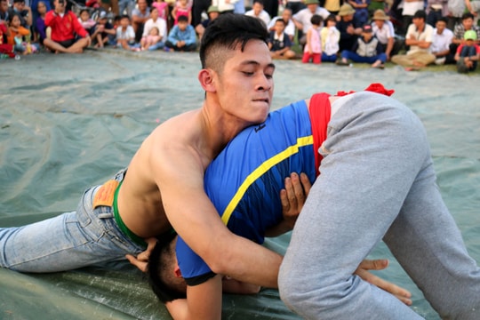 Tưng bừng hội vật đầu Xuân trên quê Bác