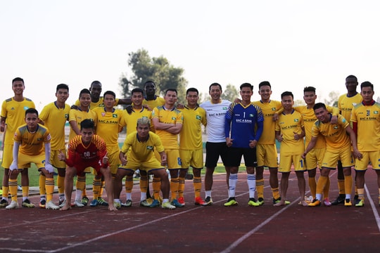 Ngoại binh và cầu thủ SLNA vui mừng nhận tiền mừng tuổi đầu năm