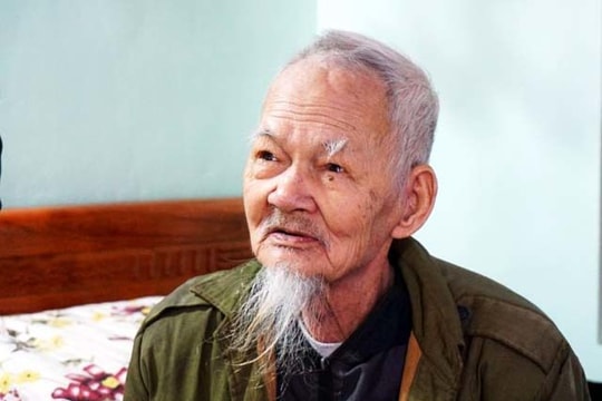 Cụ giáo trăm tuổi xứ Nghệ và tấm áo Bác Hồ tặng