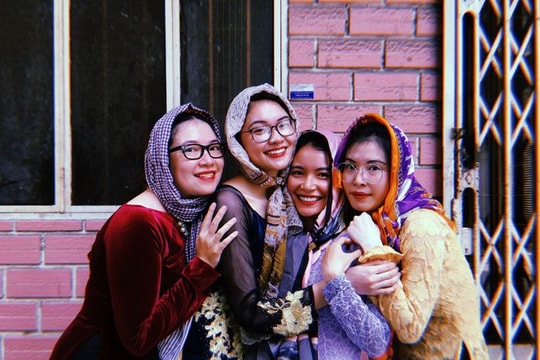 Bộ ảnh Tết độc nhất vô nhị của Á hậu Thùy Dung và gia đình