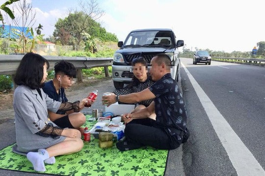 Phạt 5,5 triệu, tước bằng 2 tháng tài xế trải ni lông ăn trên cao tốc