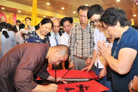 Nghệ An: Hàng nghìn người chen chân xin chữ đầu Xuân 