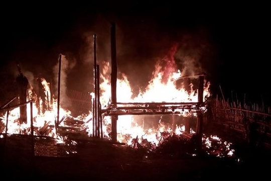 Bất cẩn khi sử dụng lửa, ngôi nhà sàn bị thiêu rụi trong đêm
