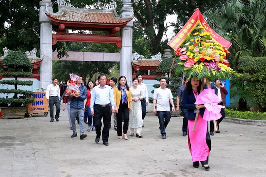 HĐND tỉnh dâng hương tưởng niệm Bác Hồ và trồng cây tại khu mộ bà Hoàng Thị Loan