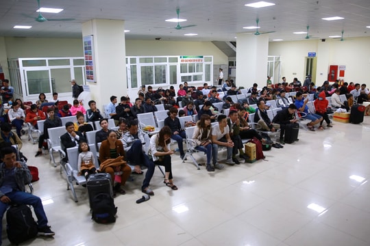 Người dân Nghệ An vật vã chờ tàu xe sau Tết