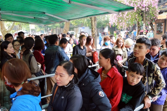 Nghệ An: Người dân chen chân làm hộ chiếu, chứng minh nhân dân sau Tết