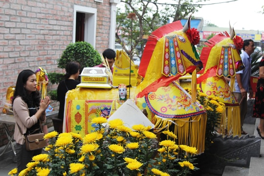 Chi hàng triệu đồng để... đốt vàng mã