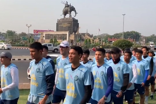 Xuân Trường tập luyện kiểu nhà binh cùng đội bóng Thái Lan