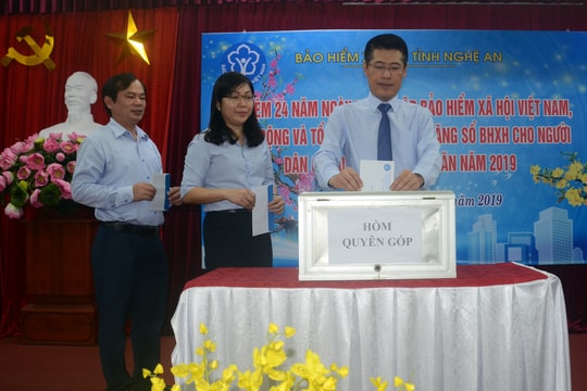 BHXH Nghệ An quyên góp tặng sổ BHXH cho người có hoàn cảnh khó khăn