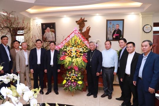 Lãnh đạo tỉnh chúc mừng tân Giám mục Giáo phận Vinh
