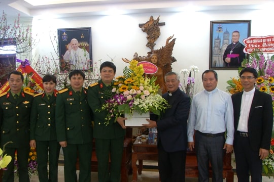 Bộ Chỉ huy quân sự tỉnh chúc mừng Giáo phận Vinh 