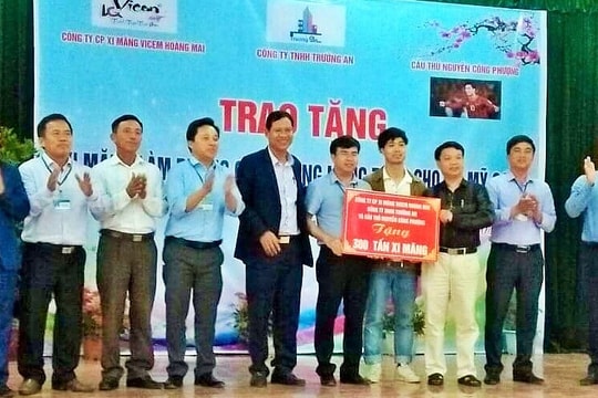  Công Phượng trao quê nhà Mỹ Sơn 300 tấn xi măng xây dựng nông thôn mới