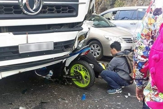 Đi chơi sau Tết, một “phượt thủ” tông trực diện vào xe tải