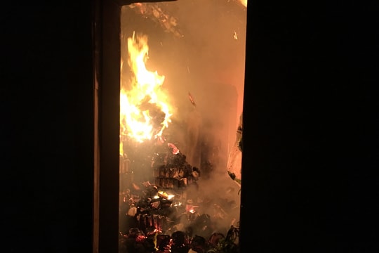 Cháy lớn ở cửa hàng tạp hóa và nhà dân trong đêm