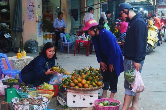 Thực phẩm đắt khách, thời trang đìu hiu sau Tết