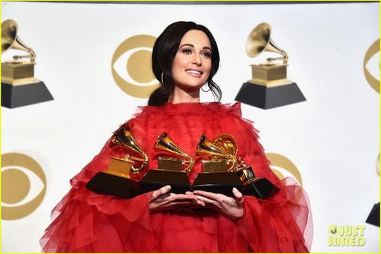 Chân dung cô gái xinh đẹp vừa thắng lớn giải Grammy 2019