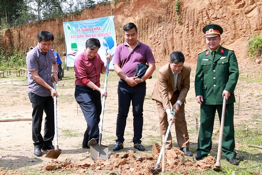 Hội doanh nghiệp tiêu biểu Nghệ An góp 300 triệu xây dựng nhà đại đoàn kết ở Tân Kỳ