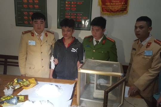 Thưởng nóng Ban chuyên án bắt nam thanh niên “ôm” 2kg ma túy đá