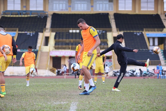 SLNA chiêu mộ trung vệ cao 1m91 thế chỗ Quế Ngọc Hải