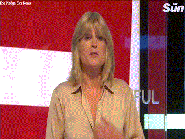 “Sốc” nữ nhà báo cởi áo trên sóng truyền hình phản đối Brexit