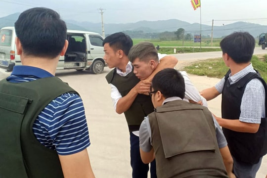 Cả trăm cảnh sát vây nhóm nghi buôn ma túy, ôm súng cố thủ trong ôtô