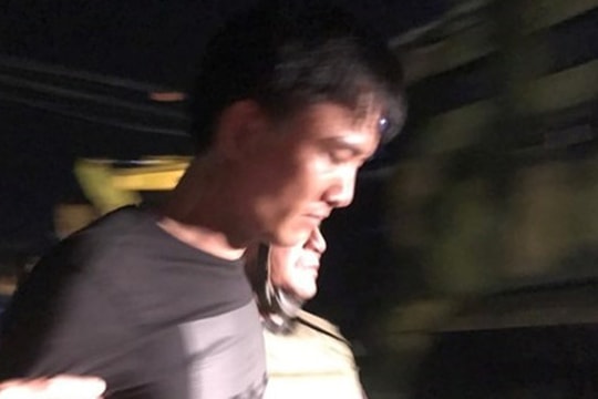 Cả 3 đối tượng vụ ôm súng cố thủ trong xe đã bị khống chế