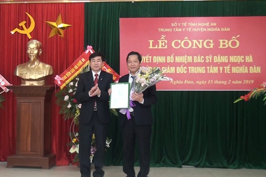 Trao quyết định Giám đốc Trung tâm Y tế huyện Nghĩa Đàn