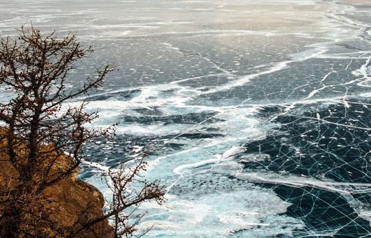 Tìm thấy hàng triệu tấn dầu dưới đáy hồ nước ngọt lớn nhất thế giới