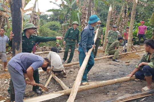 Đồn biên phòng giúp dân dựng nhà mới sau khi bị cháy 