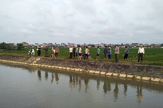 Nghệ An: Phát hiện thi thể nam thanh niên trôi trên kênh 