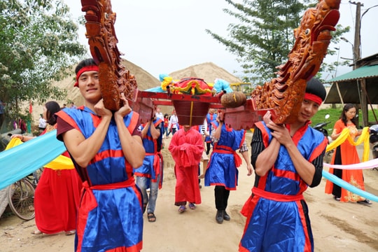 Linh thiêng lễ rước nước trong Lễ hội Đền Vua Mai