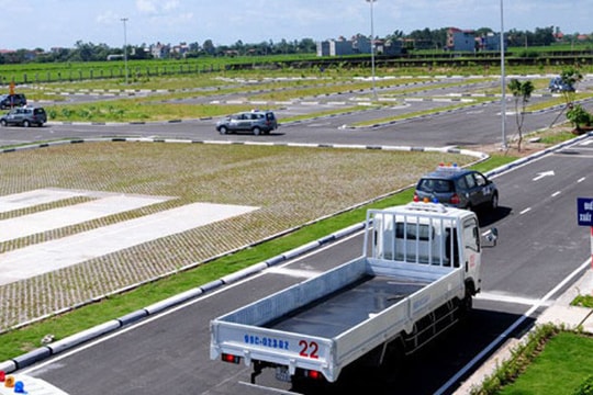 Mang điện thoại vào phòng sát hạch GPLX bị đình chỉ 5 năm