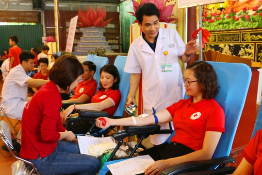 Hàng trăm người dân Nghệ An tham gia hiến máu nhân đạo đầu năm mới